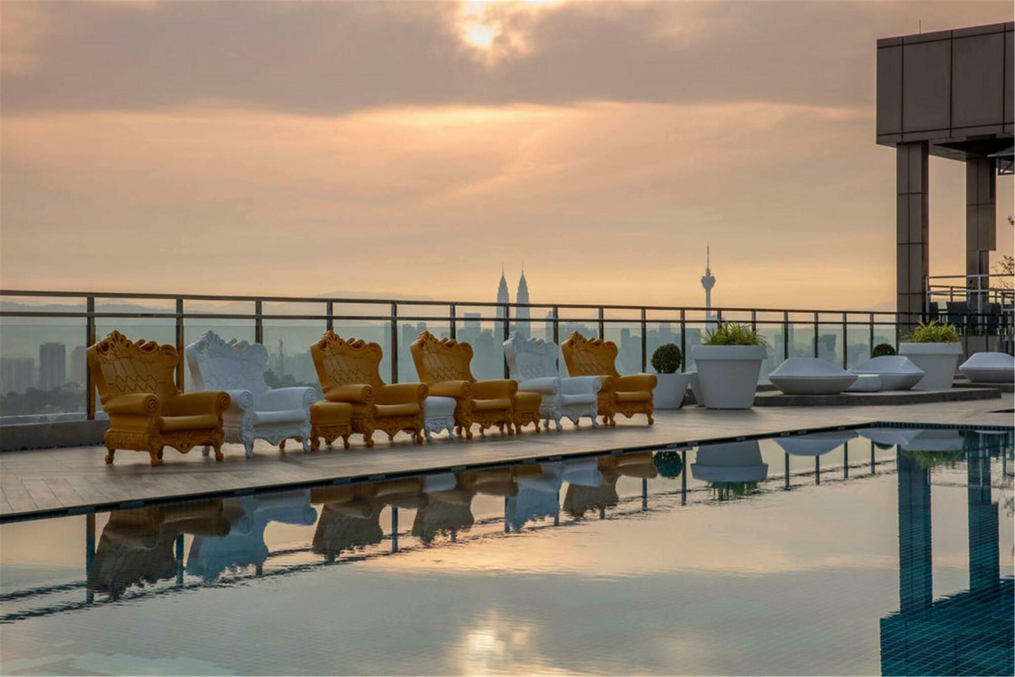 Dorsett Hartamas Kuala Lumpur Ξενοδοχείο Εξωτερικό φωτογραφία The rooftop pool at the hotel